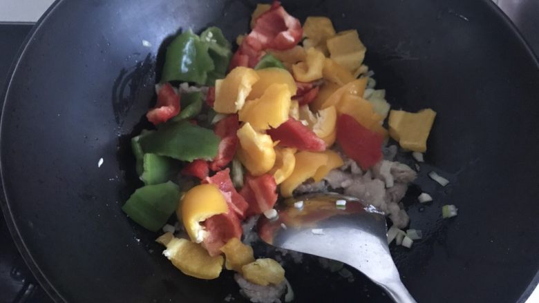 甜椒溜肉片,加入甜椒翻炒均匀。