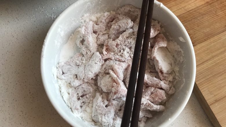 甜椒溜肉片,肉切小片,裹一层淀粉,这样肉会比较嫩,也不会溅油。