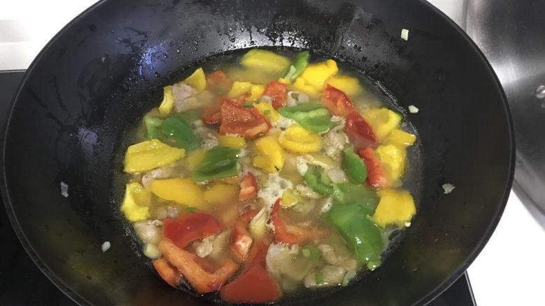 甜椒溜肉片,添汤,不要添太多。