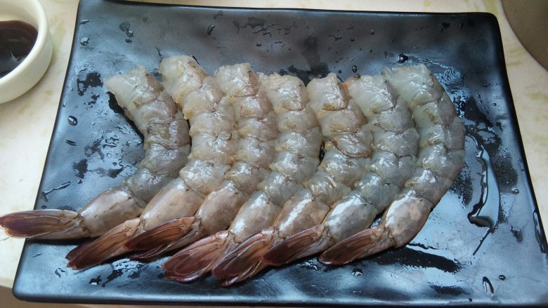 外酥里嫩,口感鲜香的“沙拉炸虾”,全部把好虾皮的大虾。