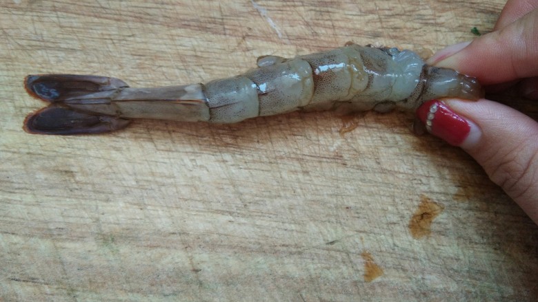 外酥里嫩,口感鲜香的“沙拉炸虾”,用大拇指和二拇指挤虾,从头挤到尾。