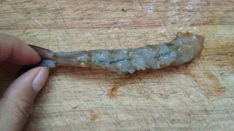 外酥里嫩,口感鲜香的“沙拉炸虾”,在虾里侧用刀划几道口子,但是不能切断。