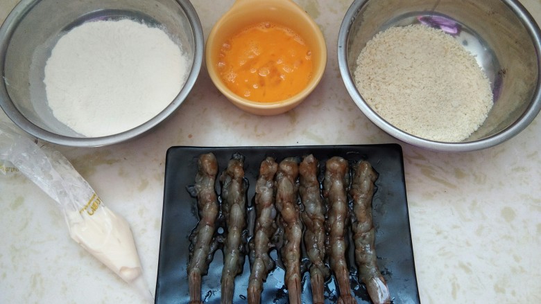 外酥里嫩,口感鲜香的“沙拉炸虾”,鸡蛋搅拌均匀,这是最后要用的料。