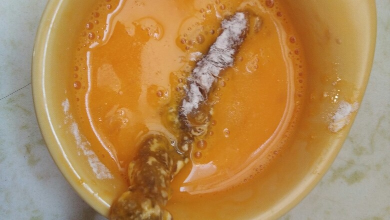 外酥里嫩,口感鲜香的“沙拉炸虾”,然后在裹上一层鸡蛋液。