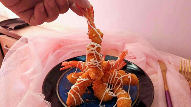 外酥里嫩,口感鲜香的“沙拉炸虾”,炸好以后装盘,最后挤上沙拉酱,就可以实用。