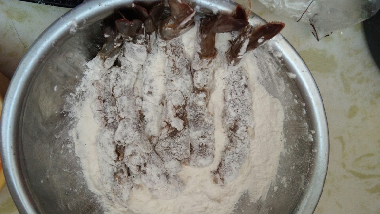 外酥里嫩,口感鲜香的“沙拉炸虾”,用面粉把虾包均匀。