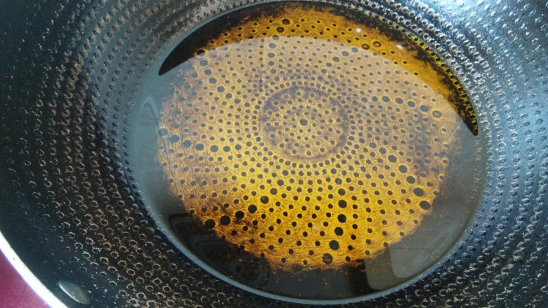 外酥里嫩,口感鲜香的“沙拉炸虾”,锅里烧油,油温达到180多以后下入裹好的面包糠的虾。