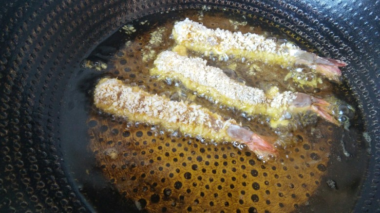 外酥里嫩,口感鲜香的“沙拉炸虾”,油温达到热度,下里面数秒就要翻个。