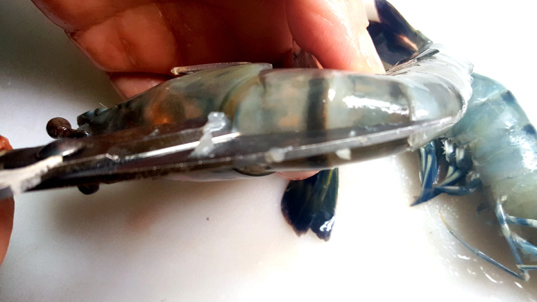 ~洋葱干锅虾煲,剪去虾爪，去掉虾线。