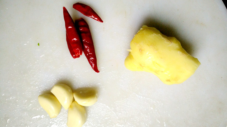 ~洋葱干锅虾煲,准备辣椒和<a style='color:red;display:inline-block;' href='/shicai/ 2794'>大蒜</a>。