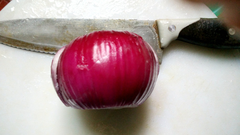 ~洋葱干锅虾煲,准备<a style='color:red;display:inline-block;' href='/shicai/ 29'>洋葱</a>。