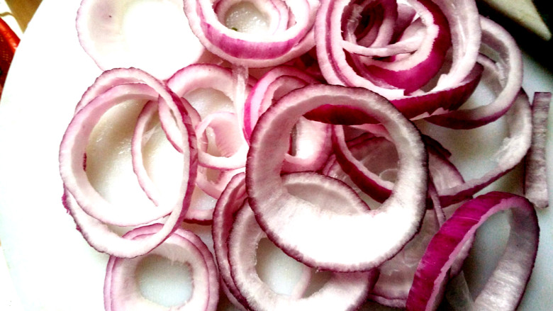 ~洋葱干锅虾煲,洋葱切成圈。