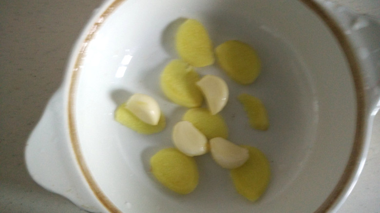 ~洋葱干锅虾煲,放入大蒜和姜。