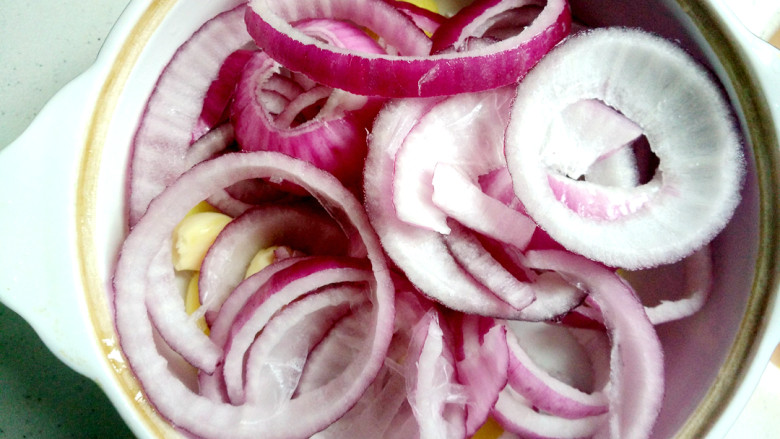 ~洋葱干锅虾煲,再放入洋葱。