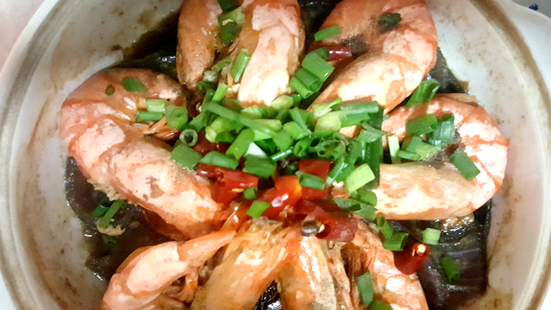 ~洋葱干锅虾煲,大火烧五分钟，随后，放入辣椒，葱和<a style='color:red;display:inline-block;' href='/shicai/ 134333'>黑胡椒</a>。