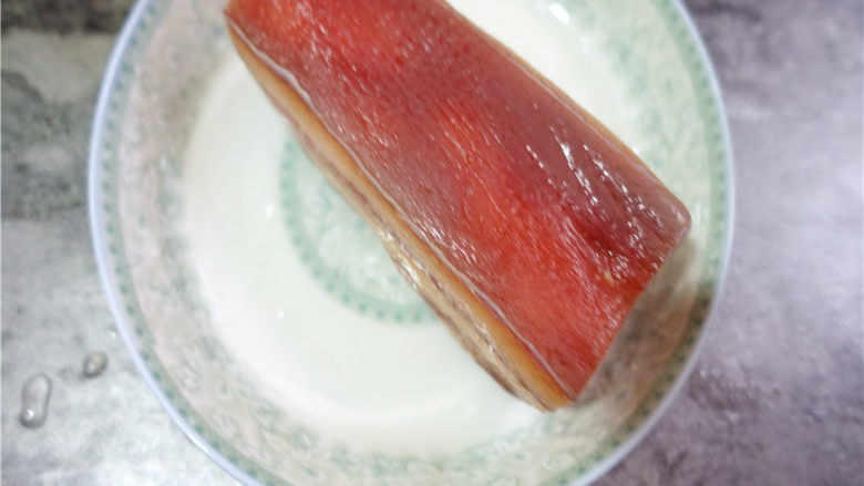               蒜薹炒腊肉,将<a style='color:red;display:inline-block;' href='/shicai/ 436'>腊肉</a>清洗干净。