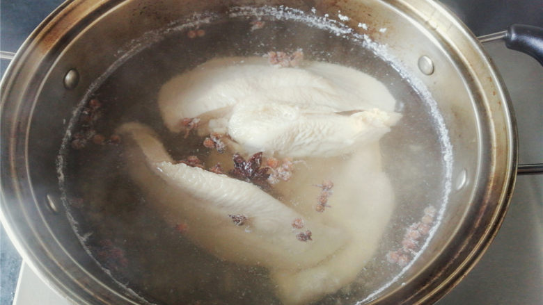 手撕藤椒鸡丝,冷水下锅,放入鸡胸肉,<a style='color:red;display:inline-block;' href='/shicai/ 695'>八角</a>,花椒开大火煮沸,冷水冲洗后沥干备用