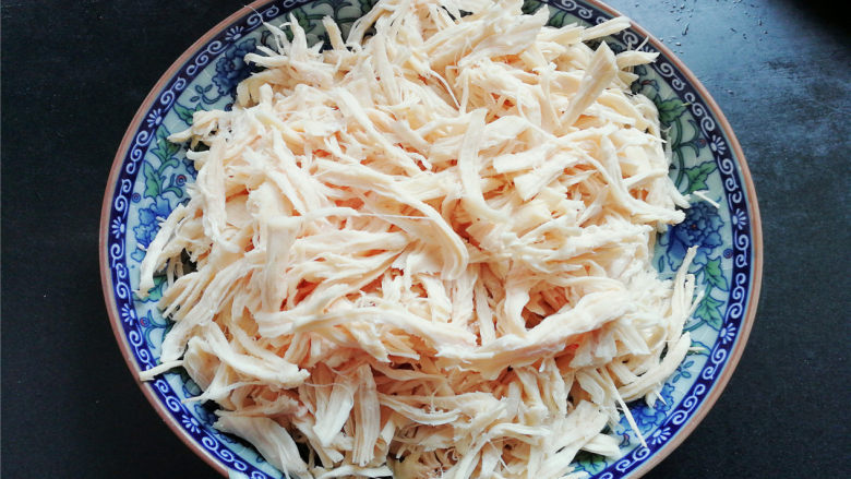 手撕藤椒鸡丝,把煮好的鸡胸肉,手撕成条状,大小均匀点备用