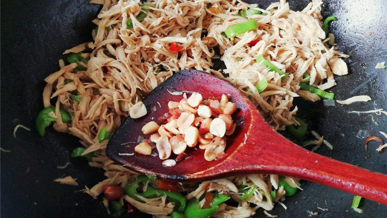 手撕藤椒鸡丝,碾碎<a style='color:red;display:inline-block;' href='/shicai/ 4709'>油炸花生米</a>倒入翻炒均匀即可,就可出锅装盘