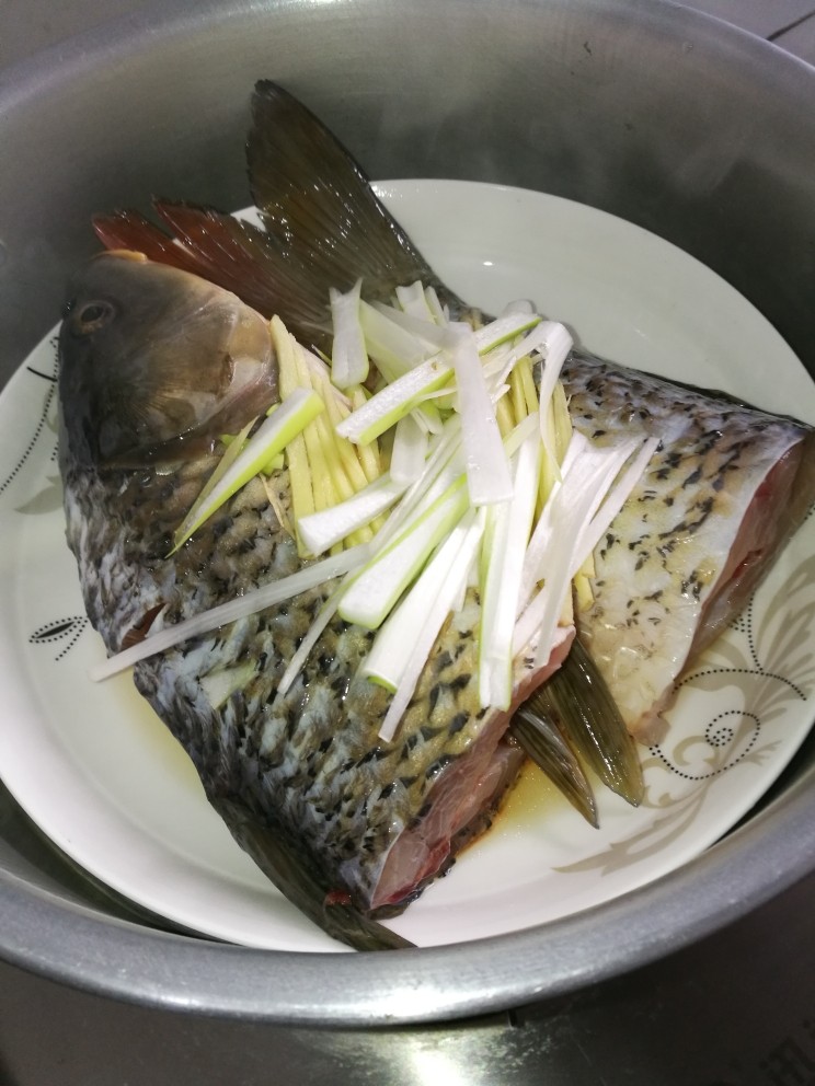 河南名菜谱#鲤鱼焙面#(创建于12/3~2018)
〈改良版〉,蒸制腌制过的鲤鱼,拣去原葱姜,并二次放入葱姜、料酒等,用中小火蒸制6~8分钟。