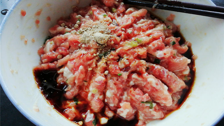 小元宝馄饨,再依次加入调味料，<a style='color:red;display:inline-block;' href='/shicai/ 788'>生抽</a>，<a style='color:red;display:inline-block;' href='/shicai/ 134296'>白胡椒粉</a>搅拌均匀