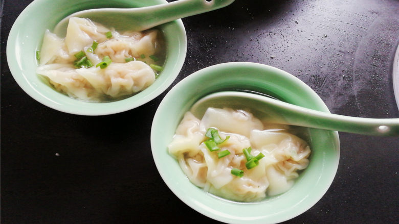 小元宝馄饨,把馄饨装入碗中，撒点葱花就可以开动了