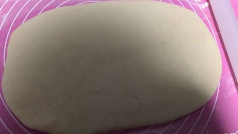 冰种红豆桂花醇奶吐司,擀开成长方形,宽度和吐司盒相等