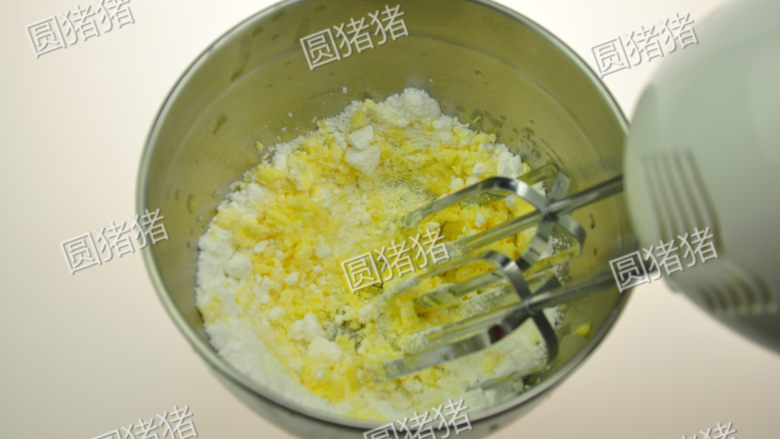 全麦消化饼,加入糖粉,用电动打蛋器先低速再中速搅打均匀。