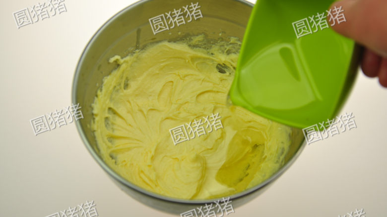 全麦消化饼,加入沙拉油,用电动打蛋器,低速搅打均匀。