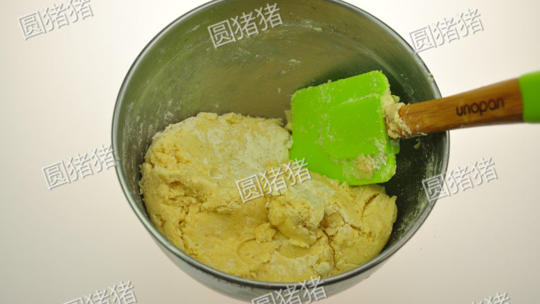 全麦消化饼,用橡皮刮刀翻拌至看不到干粉,成均匀的面团。