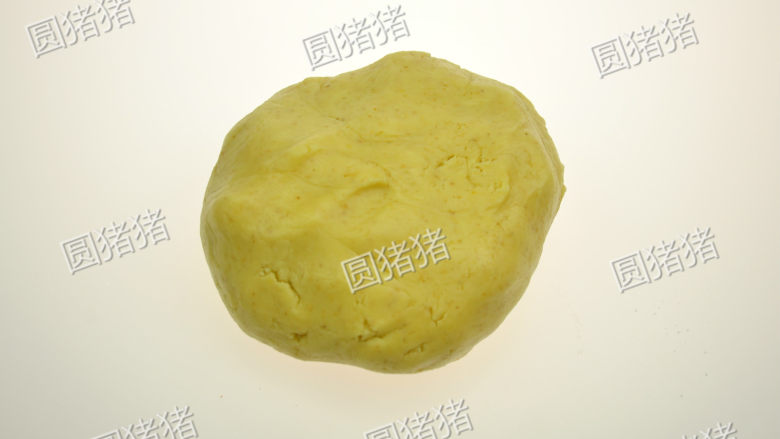 全麦消化饼,把面团移到案板上,用手按压至所有材料混合,包上保鲜膜移入冰箱冷藏30分钟。