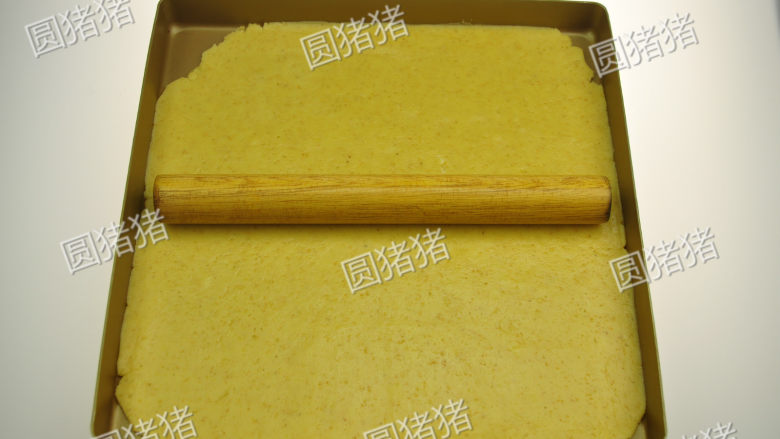 全麦消化饼,取出面团,放在烤盘上,用擀面杖擀成烤盘大小的片状。