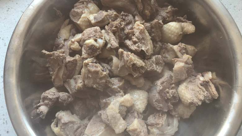 鸭肉最好吃的做法—啤酒鸭,将煮出的浮沫撇出,鸭肉捞出备用