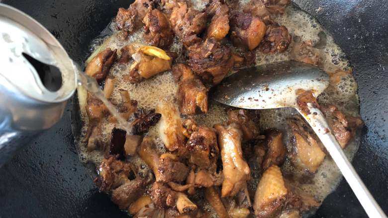 鸭肉最好吃的做法—啤酒鸭,放入<a style='color:red;display:inline-block;' href='/shicai/ 897'>啤酒</a>,烧开后中小火炖25分钟