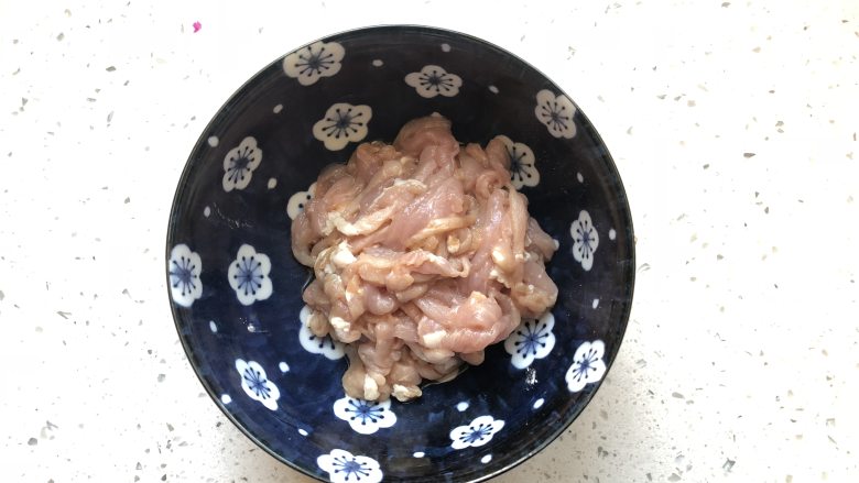 下饭菜-鱼香肉丝,<a style='color:red;display:inline-block;' href='/shicai/ 4430'>里脊肉</a>切丝,放少许淀粉,食用油腌制10分钟