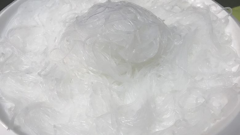 花开富贵虾,粉丝泡软,沥干水分