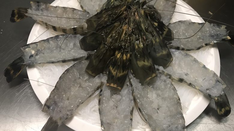 花开富贵虾,粉丝垫底,中间用一戳粉丝垒高,就是下头下面的位置,照片忘记拍了!然后把虾整齐摆好