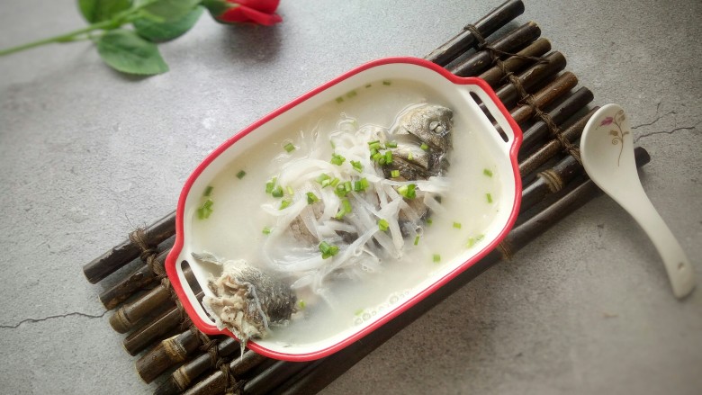 鲫鱼萝卜汤,一碗鲜美的鱼汤,养颜减肥,送给女王们!