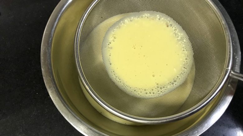 轻乳酪蛋糕(6寸),为了口感细腻,过一遍筛,这一步一定不要省略。