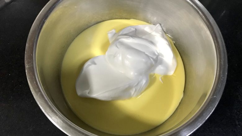 轻乳酪蛋糕(6寸),打好的蛋白霜分三次加入蛋黄奶酪糊里,切拌发拌匀再加下一次。