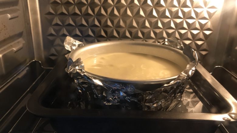 轻乳酪蛋糕(6寸),整个放入预热好的烤箱,水浴法,180度20分钟,上色满意后加盖锡纸,转140度55分钟。
