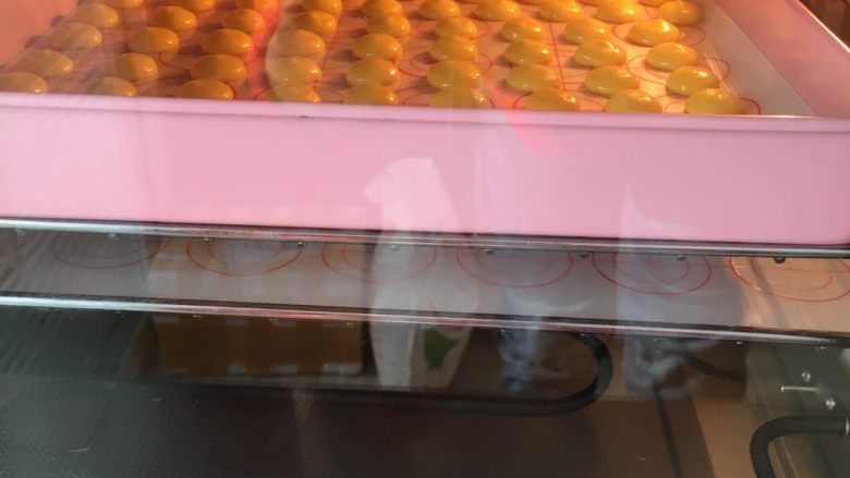 蛋黄小饼干,烤箱提前预热,160度烤15-20分,请根据自家烤箱脾气
