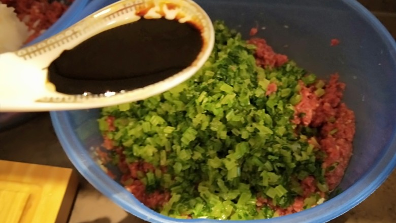 牛肉\芹菜\鸡蛋\奶香包子,加入15克<a style='color:red;display:inline-block;' href='/shicai/ 692'>酱油</a>。