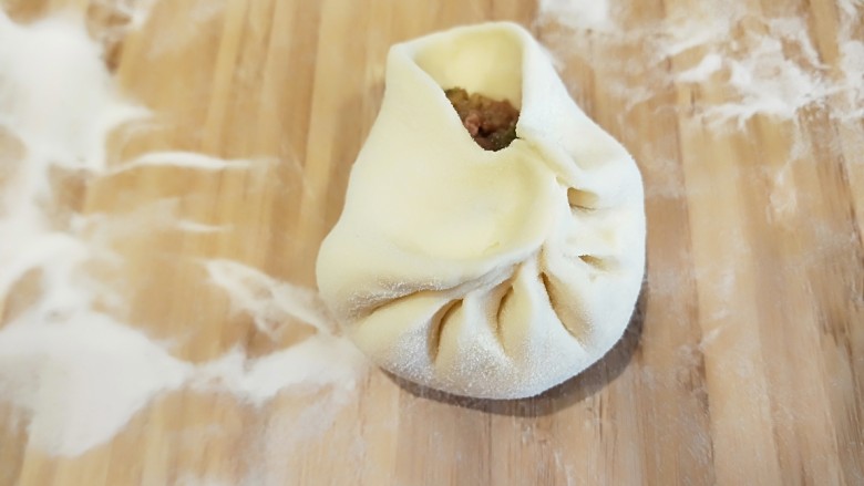 牛肉\芹菜\鸡蛋\奶香包子,边包边拿褶子,最好拿出十八个褶,包子才好看。