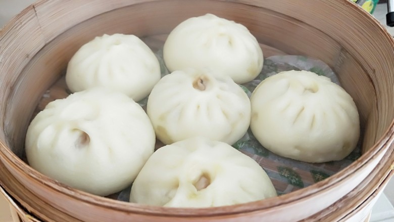牛肉\芹菜\鸡蛋\奶香包子,打入盖子,热乎乎的包子出锅了。