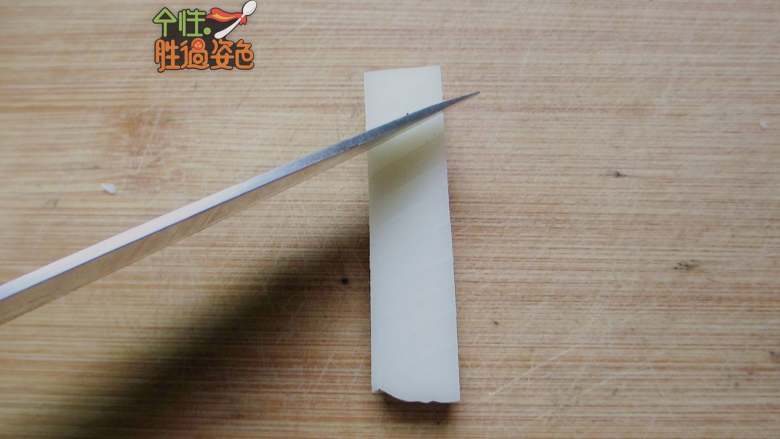 脆皮年糕,在每个年糕条上划上小口,防止油炸时爆开