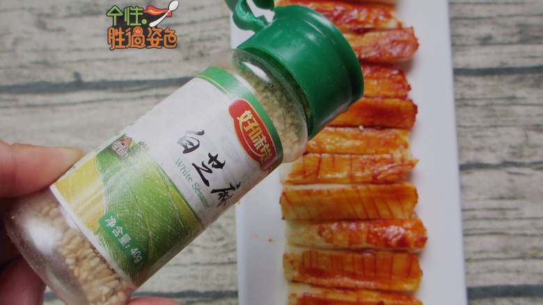脆皮年糕,摸上辣酱,撒上白芝麻