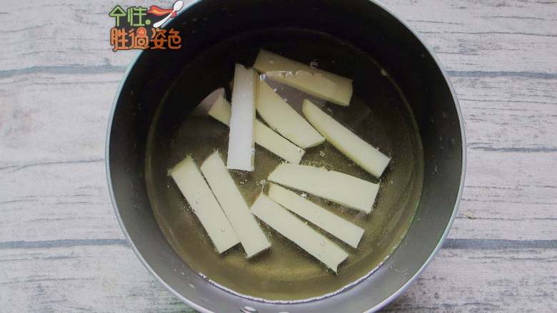 脆皮年糕,等油温热到七八成的时候,放入年糕条