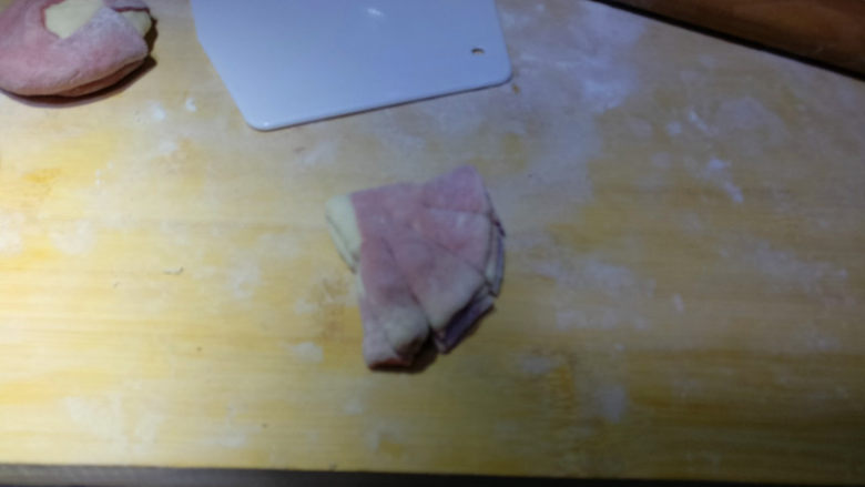 卡通馒头,依次对折,然后切成四份,再用叉子压成小鱼尾巴,用手在尾部捏一下收尾。