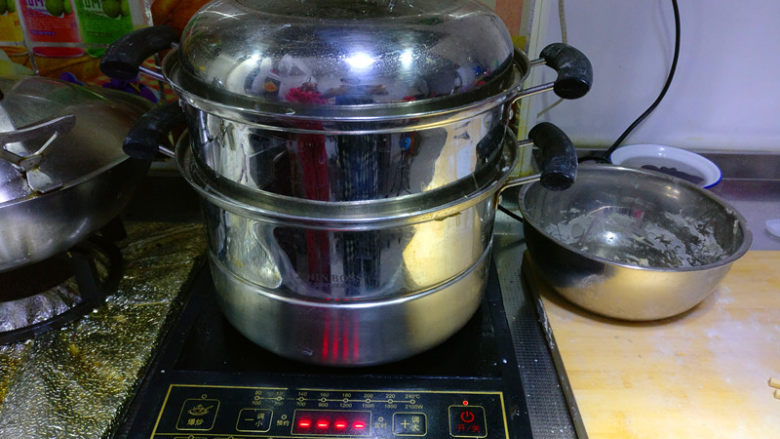 卡通馒头,蒸锅上汽后蒸15分钟,关火5分钟后再开盖将馒头取出。